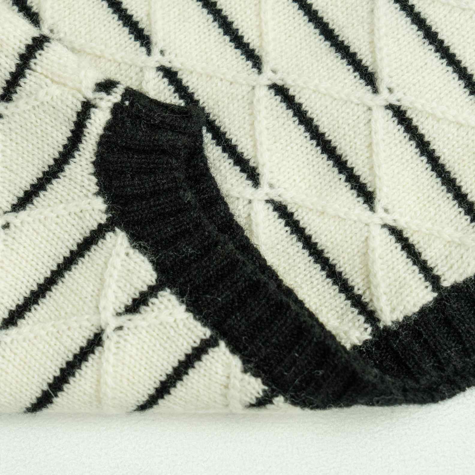 Sweater Vest Wool Crew Neck Sleeveless Geometric pattern contrast trim Style (1)